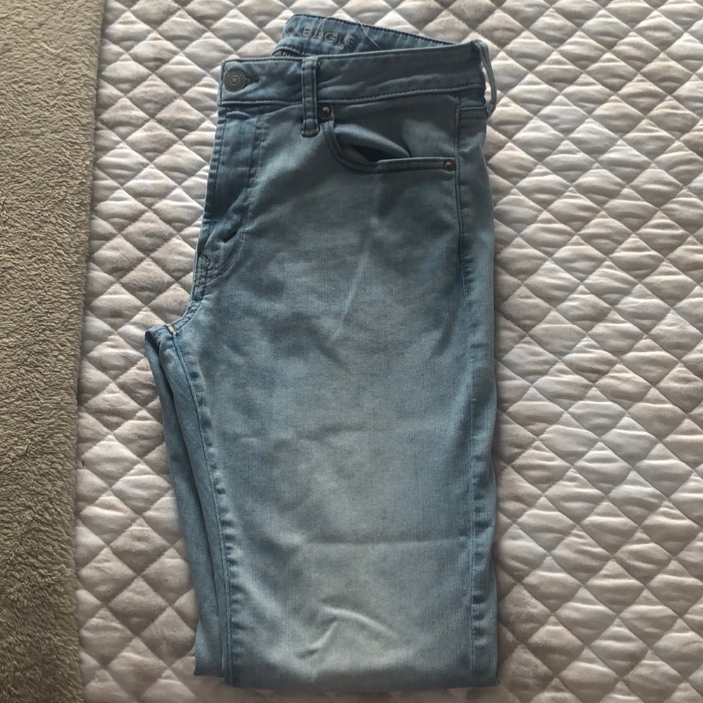 Men’s light wash jeans